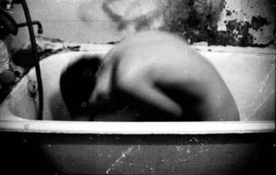 bath-black-and-white-crying-naked-sad-Favim.com-192610